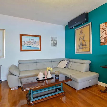 Apartment In 6147b Trogir