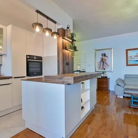 Apartment In 6147b